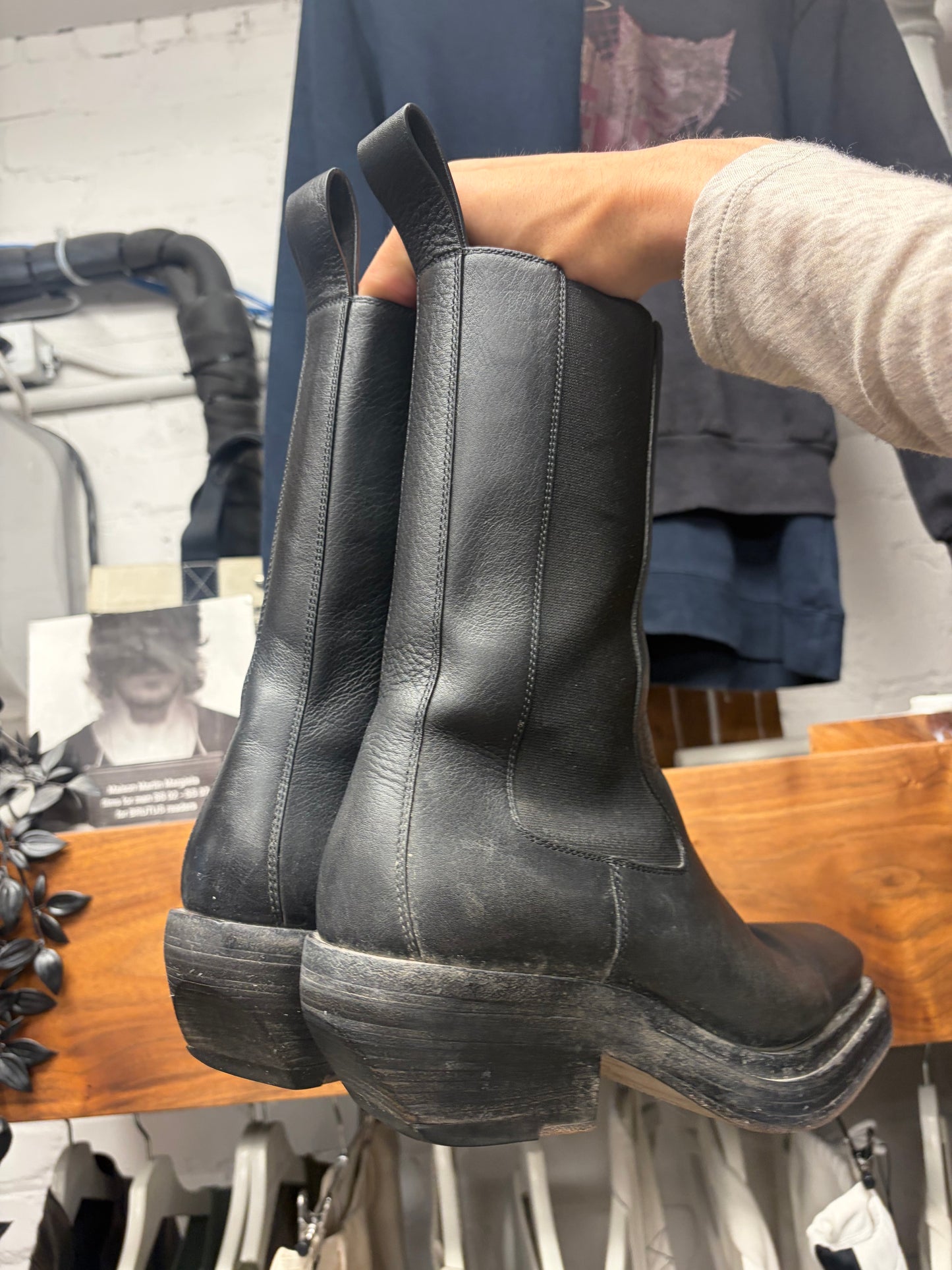 Bottega Veneta ‘The Lean’ Pointed Toe Leather Chelsea Boots