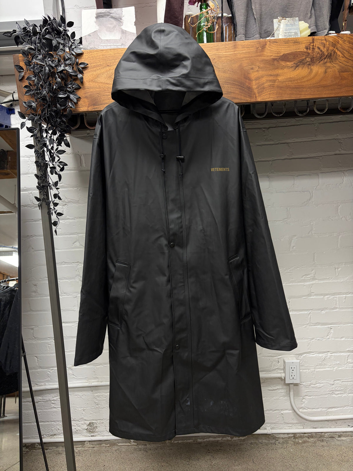 Vetements Coated Black ‘Spell-Out Logo’ Hooded Parka Trench Coat