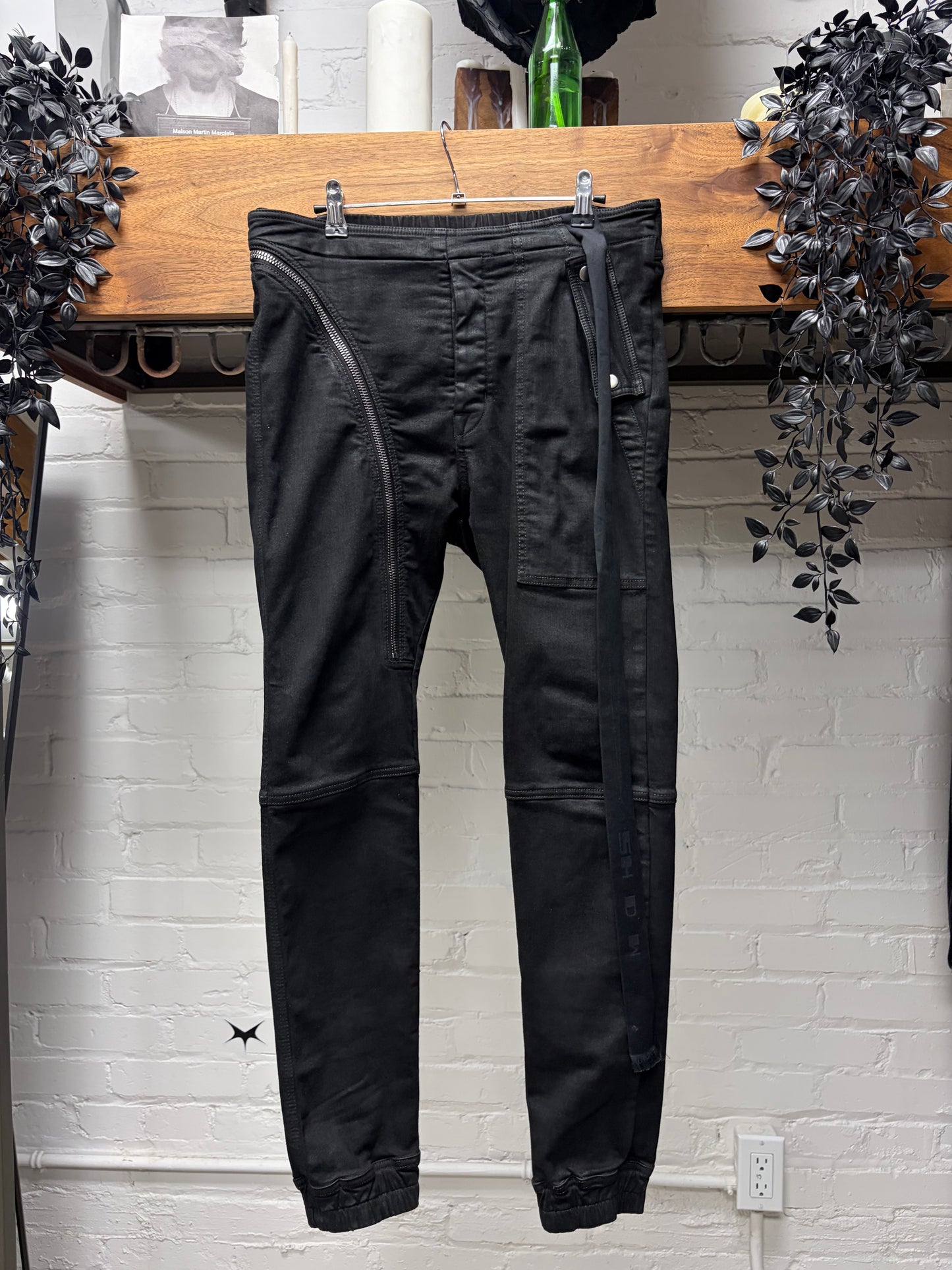 SS2023 Rick Owens ‘Edfu’ Black ‘Aircut’ Asymmetric Zip Joggers