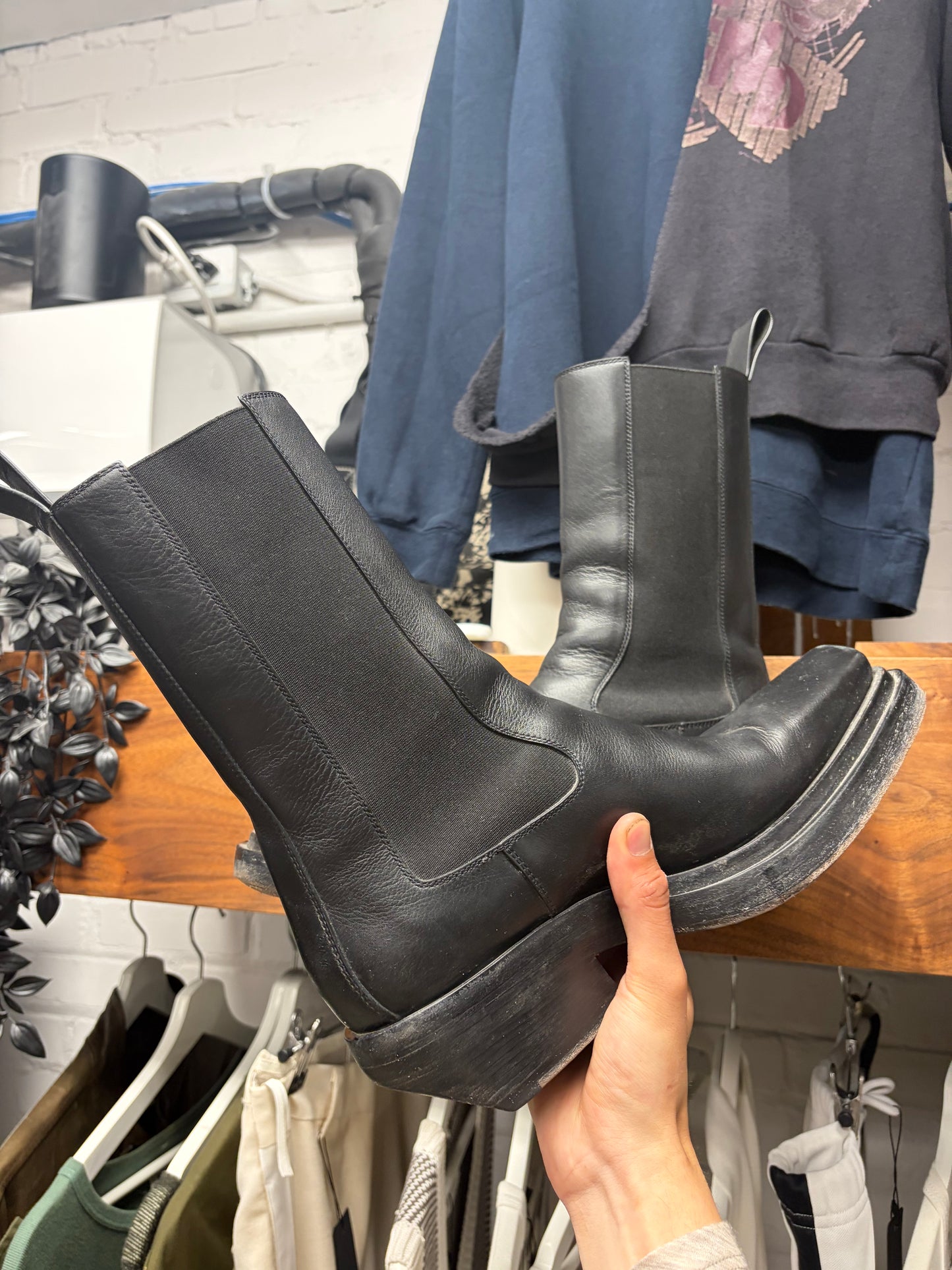 Bottega Veneta ‘The Lean’ Pointed Toe Leather Chelsea Boots