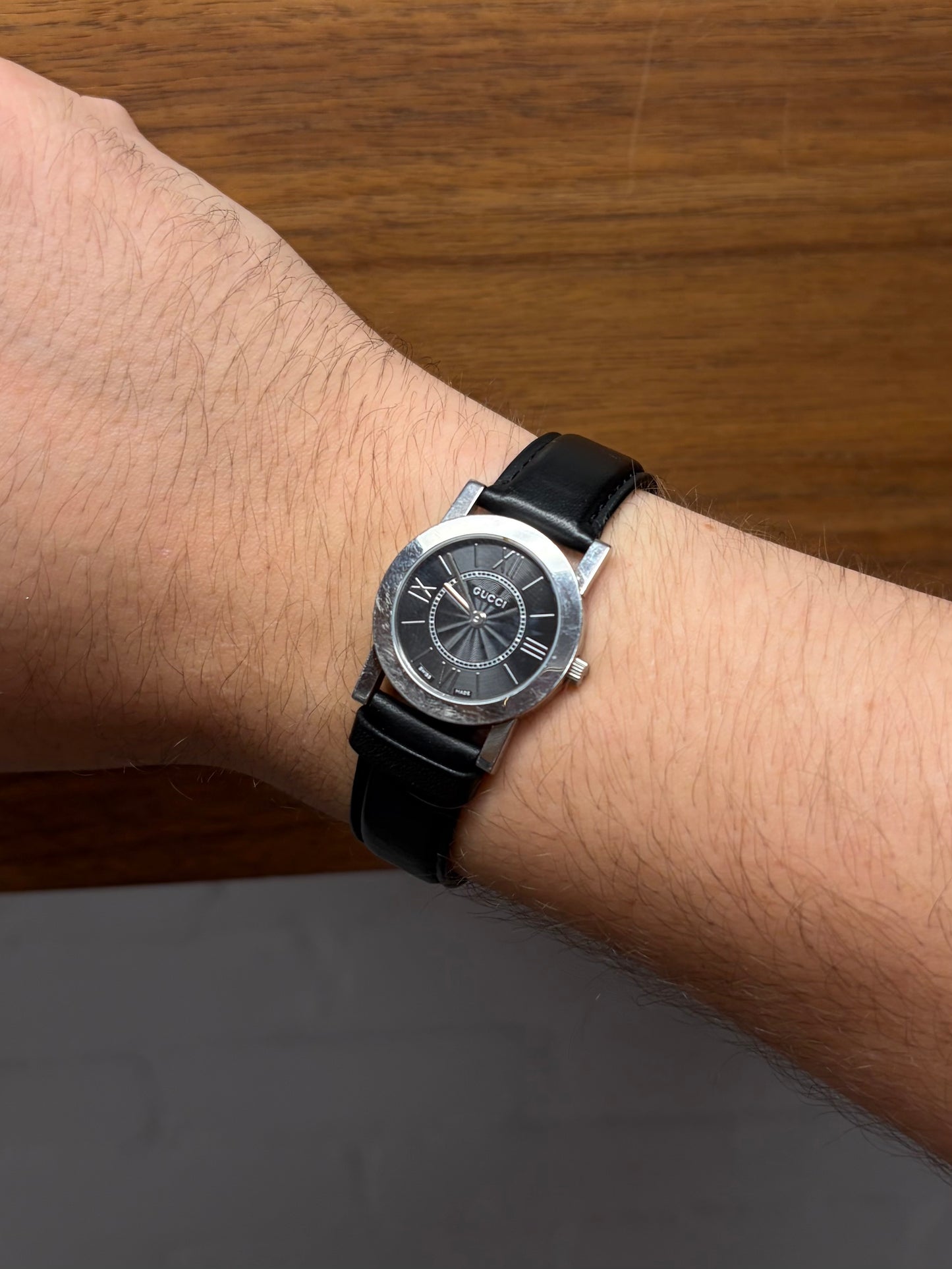 Vintage Gucci ‘5200’ Silver Tone Quartz Watch with Leather Strap