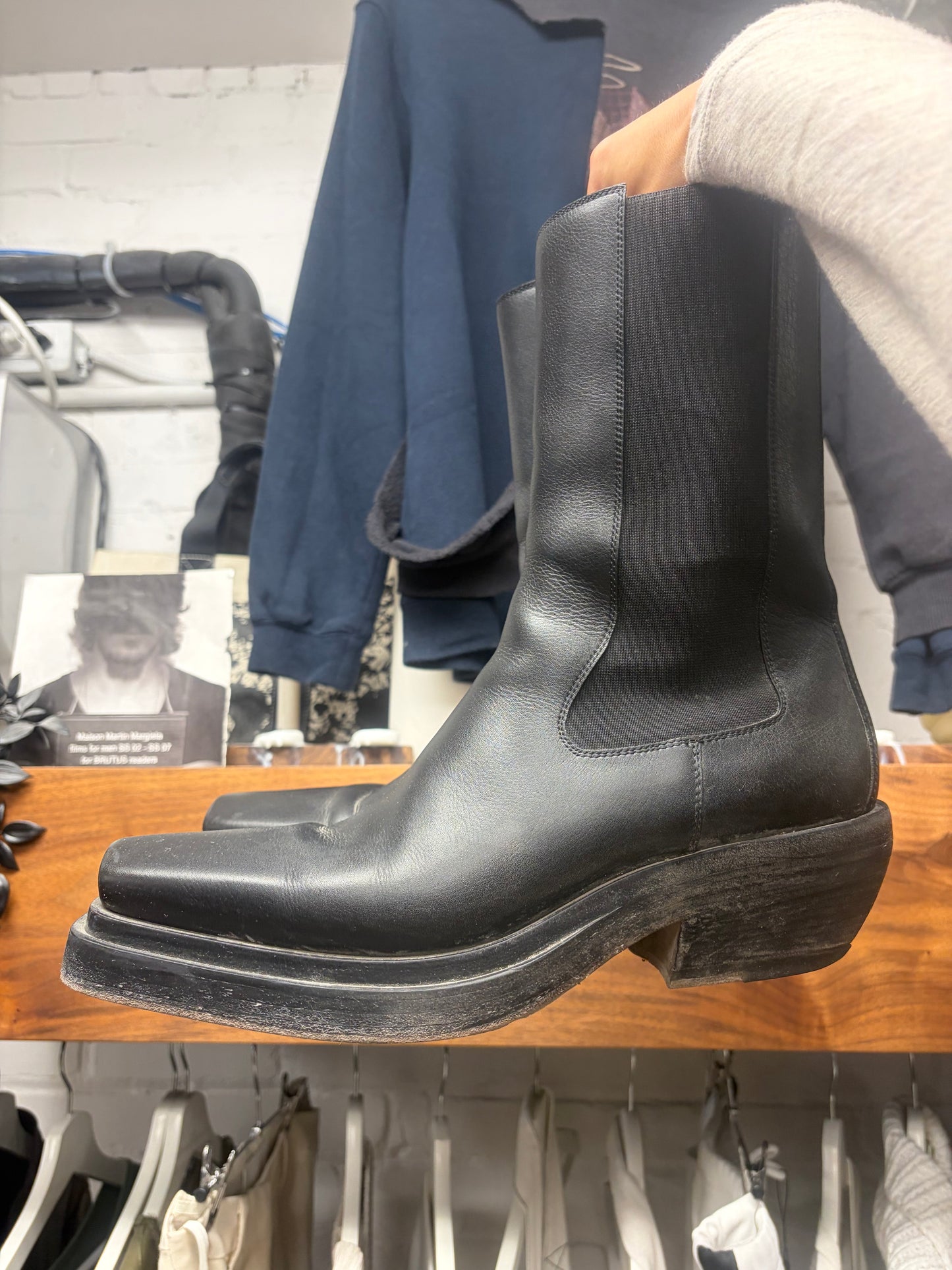 Bottega Veneta ‘The Lean’ Pointed Toe Leather Chelsea Boots