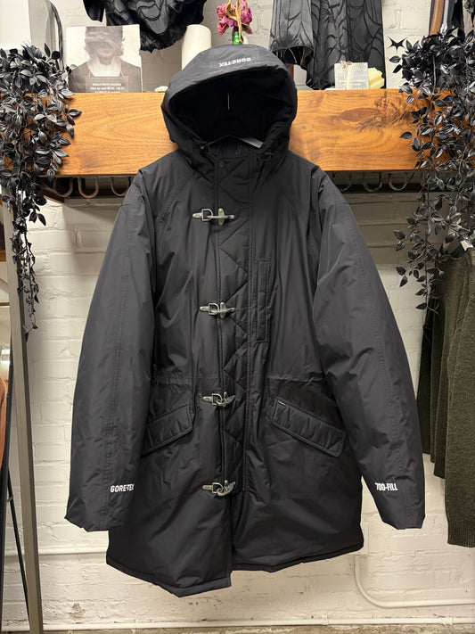 AW2023 Supreme Gore-Tex ‘700 Fill’ Black Fireman Clasp Arc Logo Jacket