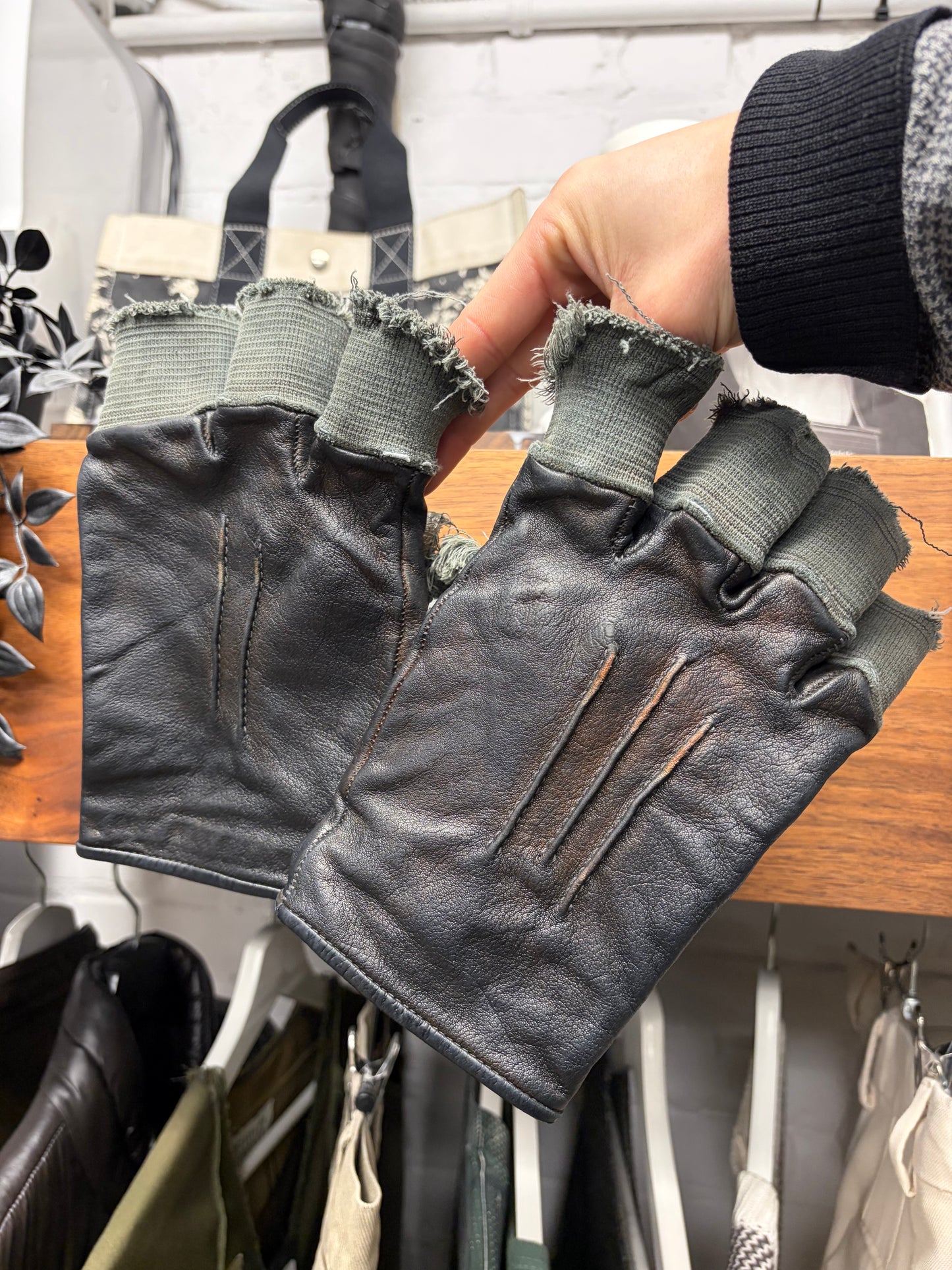 Carol Christian Poell 'AM/2457 ROOMS-PTC/12' Disparate Leather Gloves