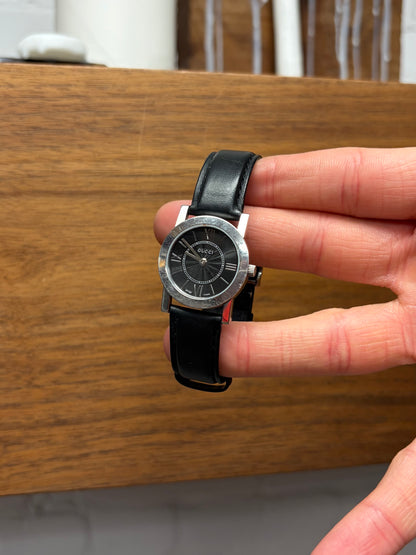 Vintage Gucci ‘5200’ Silver Tone Quartz Watch with Leather Strap