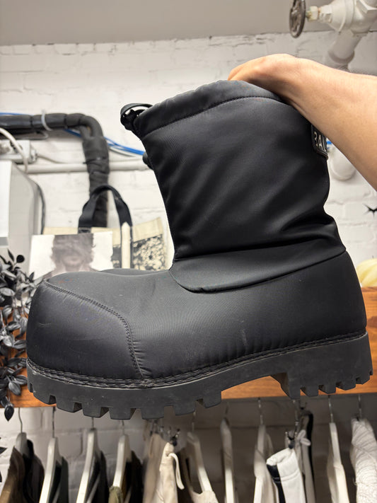 Balenciaga ‘Alaska’ Black Mid-Length Oversized Ski Boots