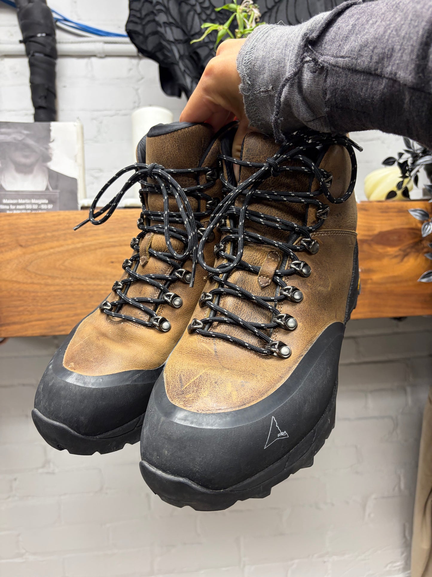 R.O.A. ‘Andreas’ Noix Brown Leather/Black Hiking Boots